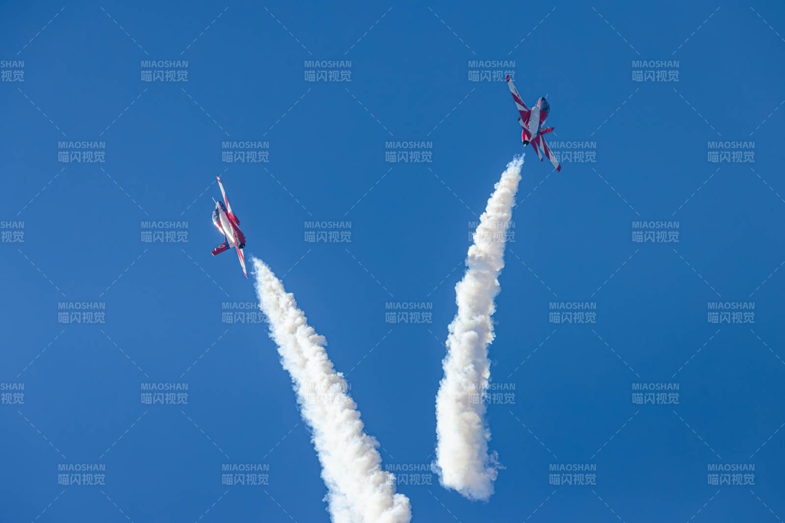 双机冲天留痕图片