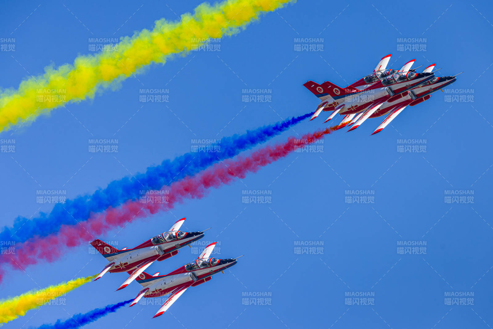 彩烟飞驰 战机翱翔图片