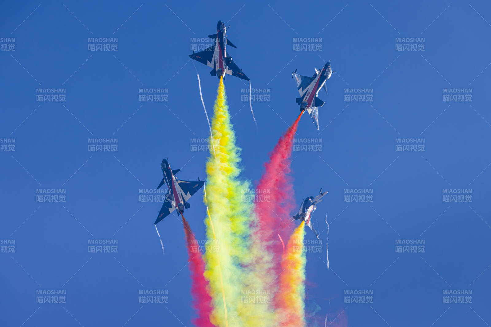 彩烟飞舞 战机翱翔图片