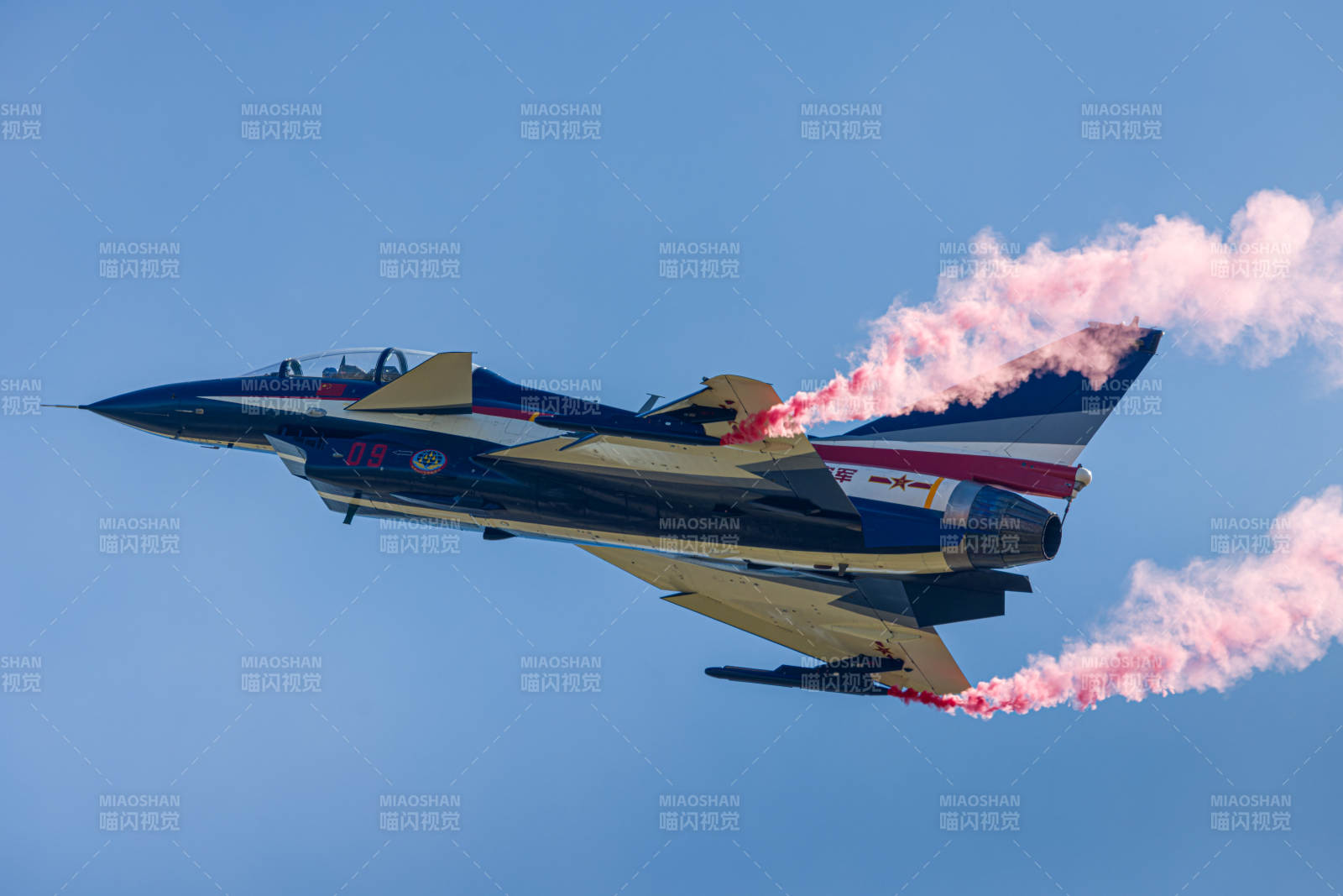 彩烟划破蓝天图片