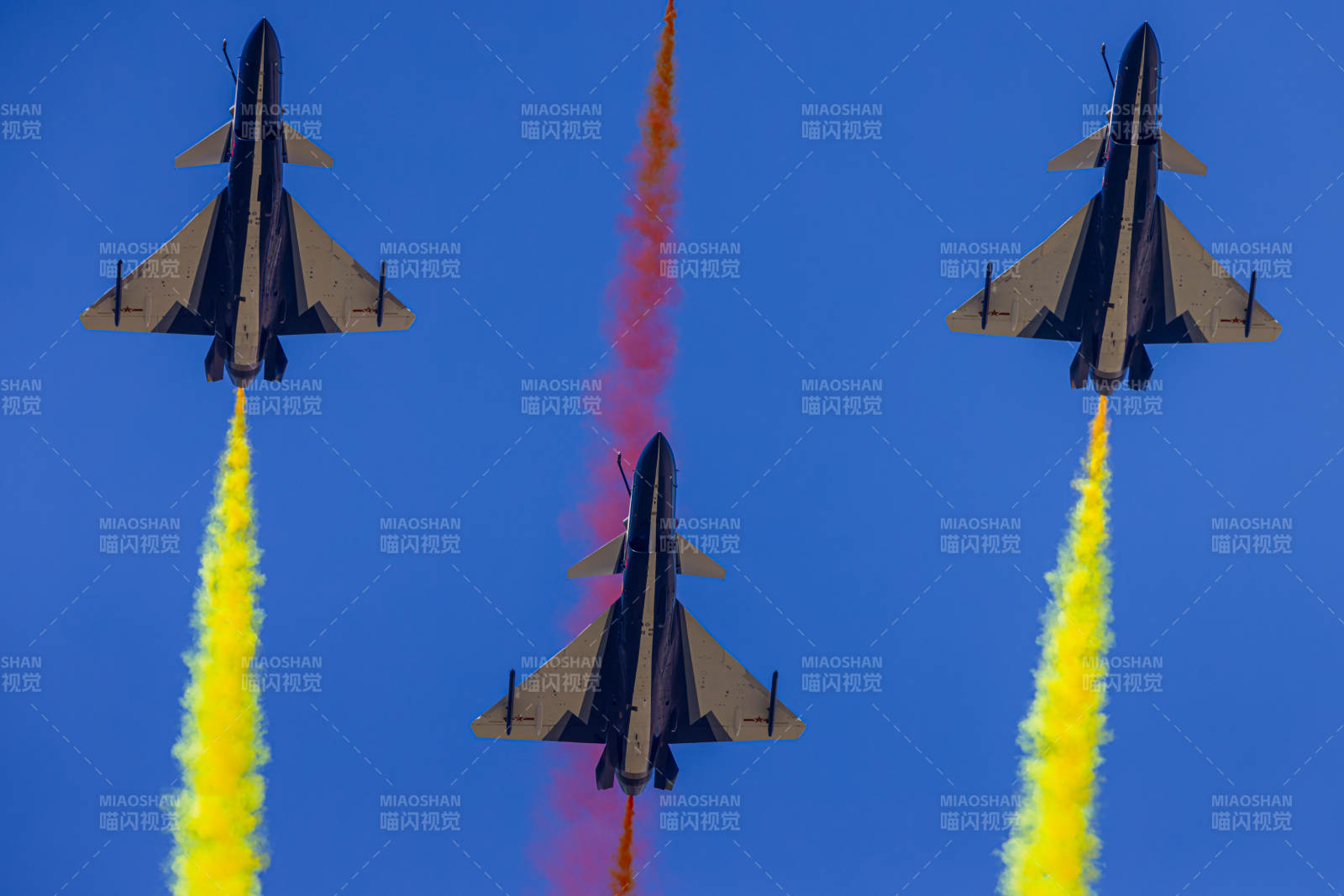 三机编队彩烟飞驰图片