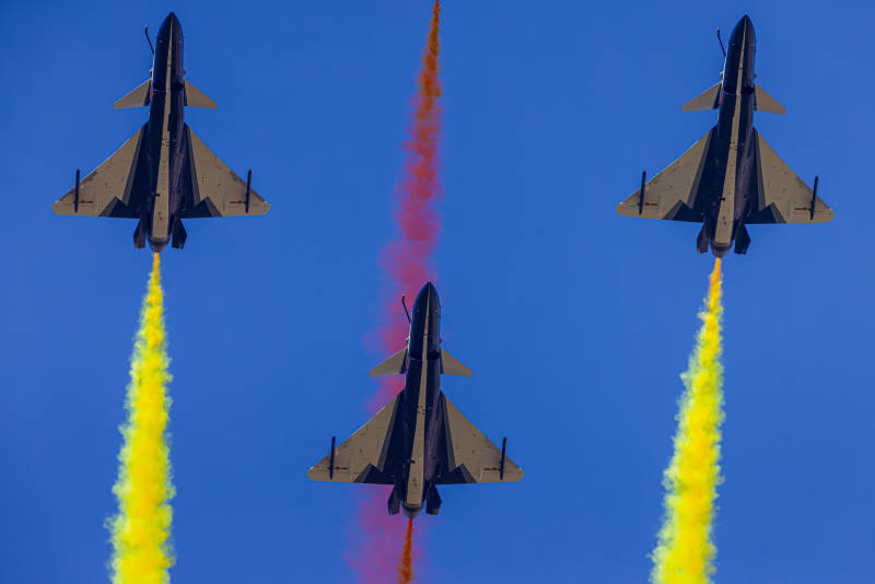 三机编队彩烟飞驰图片