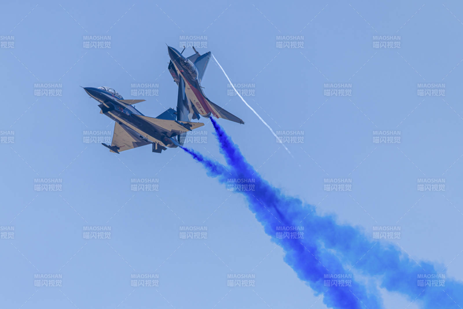 双机编队蓝天飞驰图片