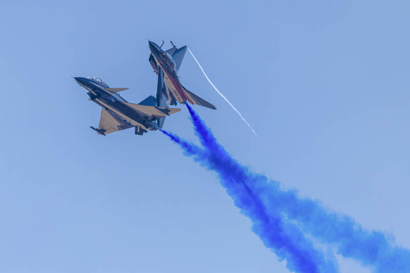 双机编队蓝天飞驰图片