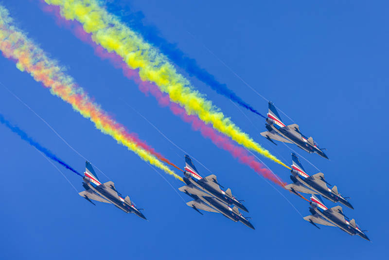 彩烟飞驰 蓝天炫舞图片