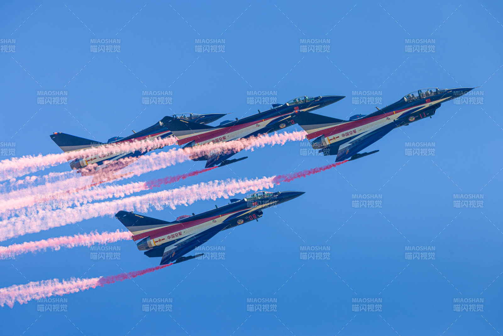 蓝天编队飞行表演图片