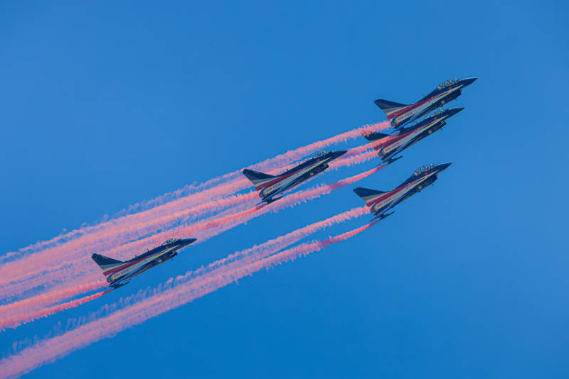 蓝天四机编队飞行图片