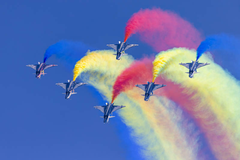 彩烟飞舞 战机翱翔图片