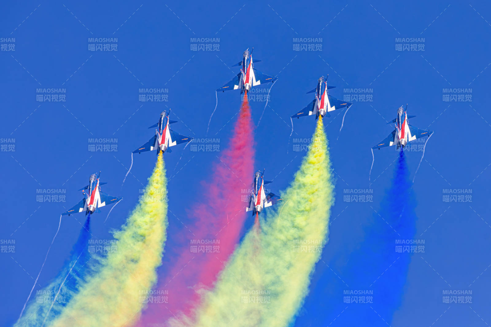 彩烟飞舞 蓝天炫技图片
