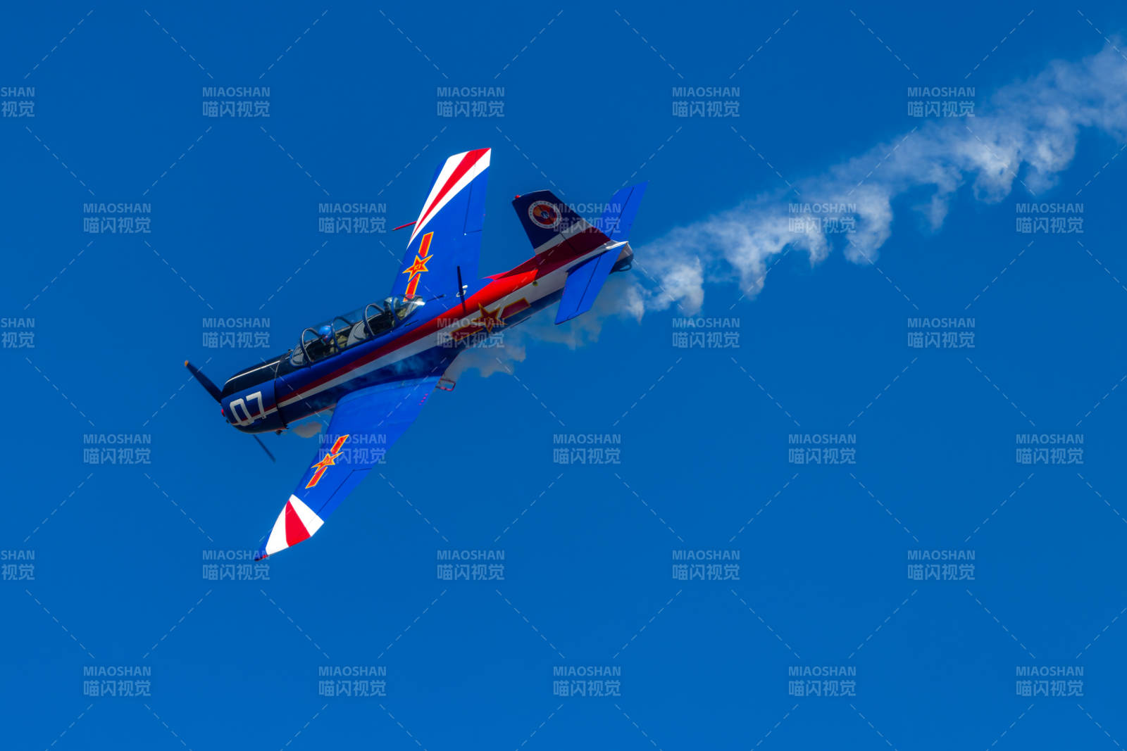 蓝天翱翔的特技飞机图片