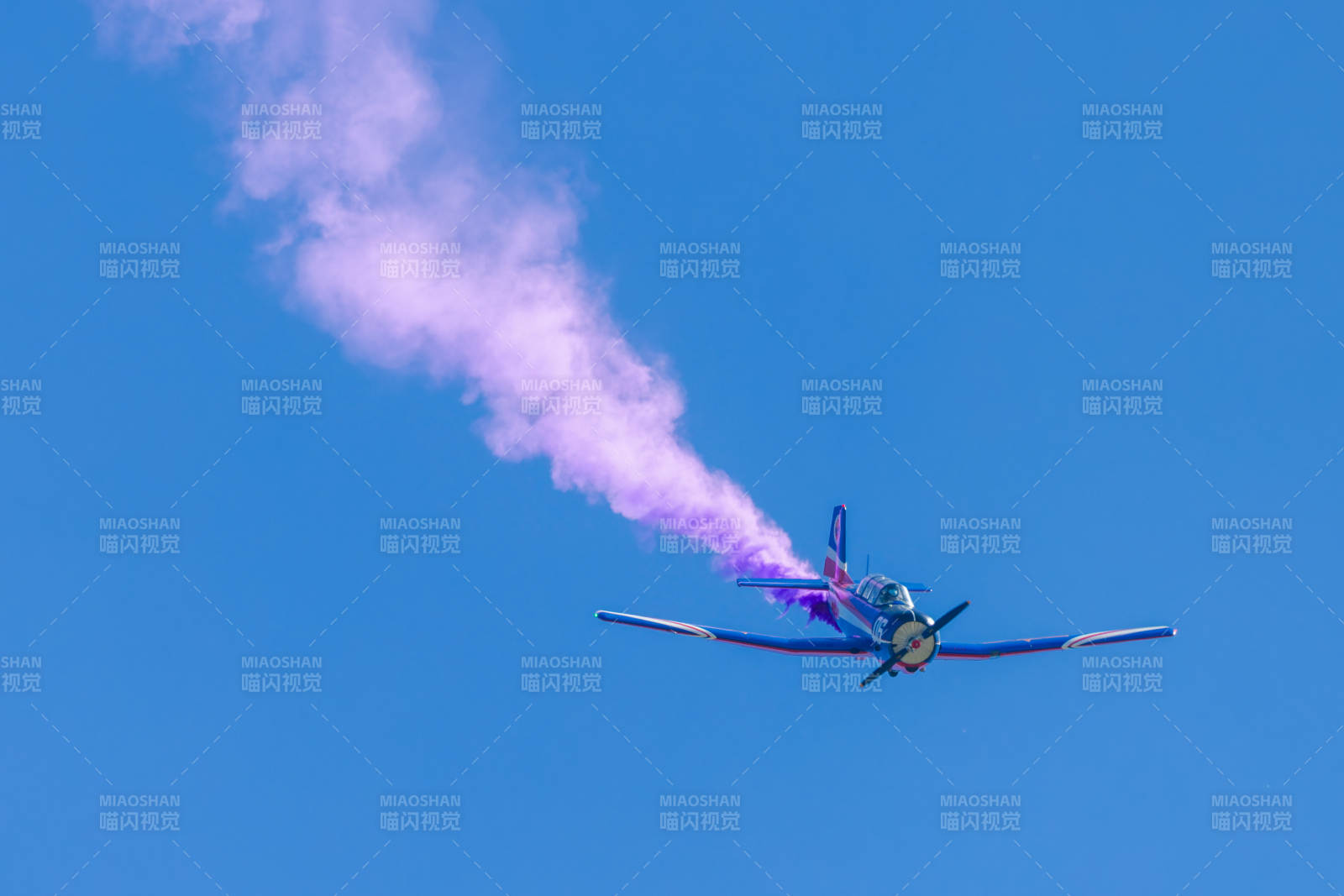 紫烟划破蓝天图片