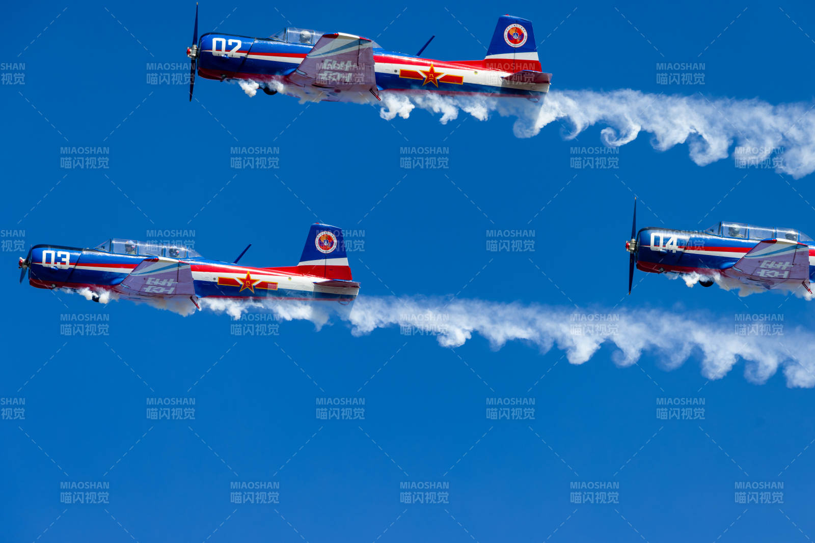 蓝天飞舞的编队表演图片