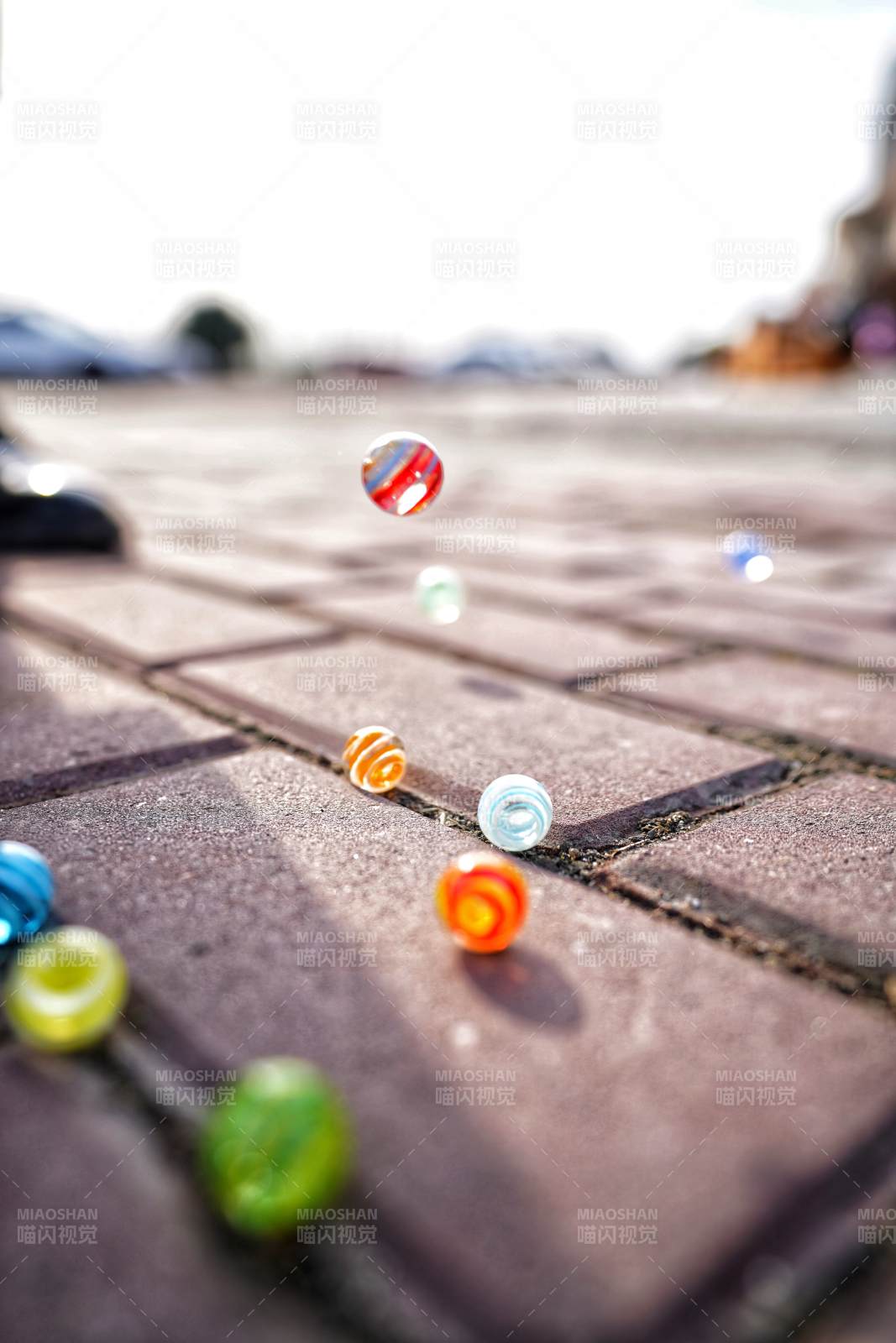 彩色弹珠跃动街头图片