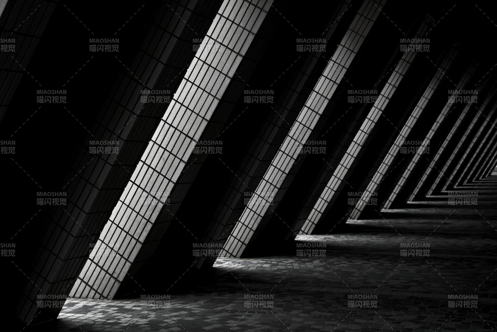 光影交错的隧道-香港图片