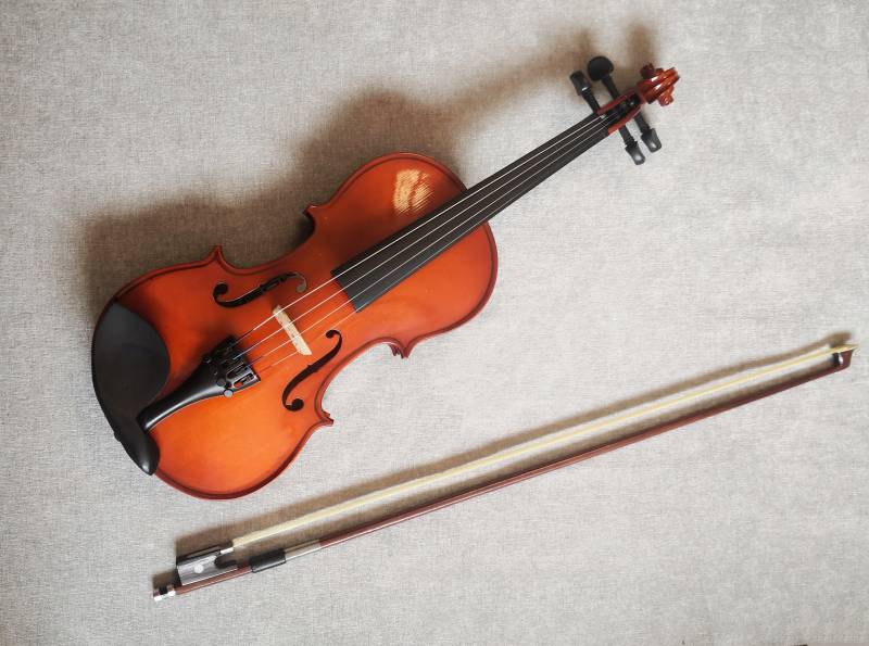 小提琴与琴弓静置图片