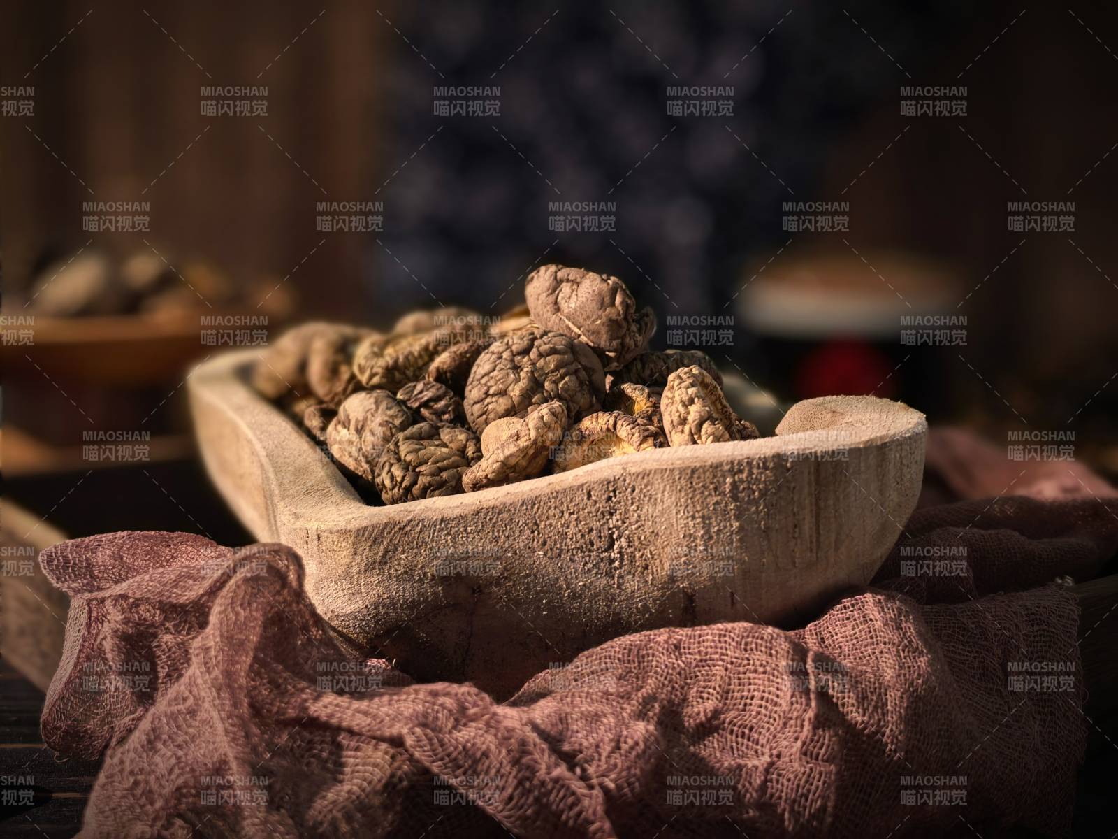 木碗中的干香菇图片