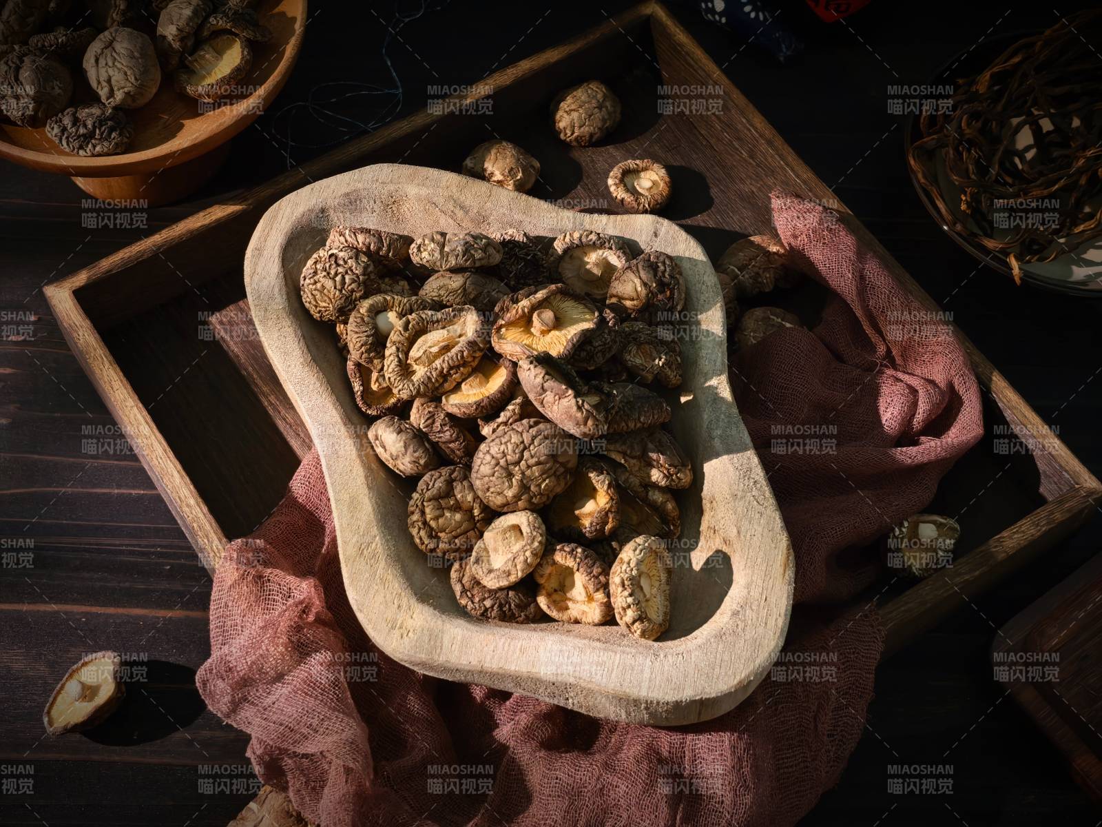 干香菇摆盘特写图片