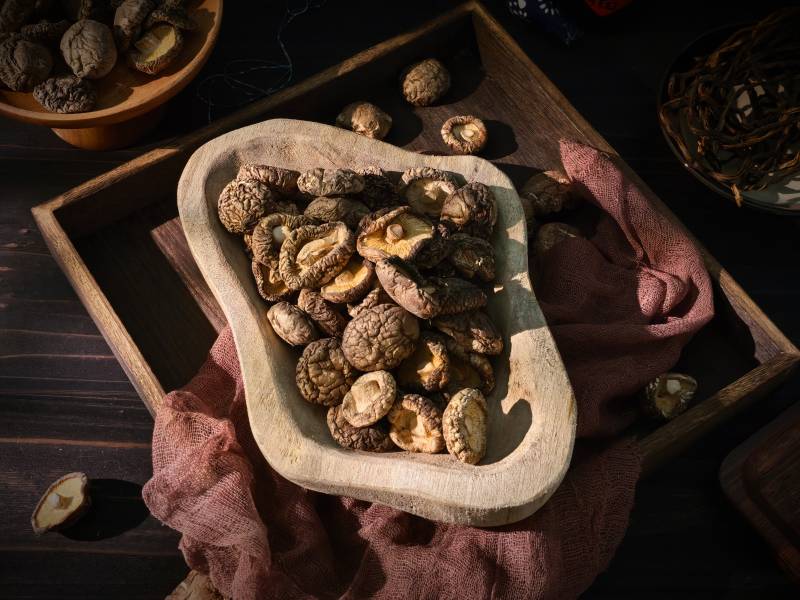 干香菇摆盘特写图片