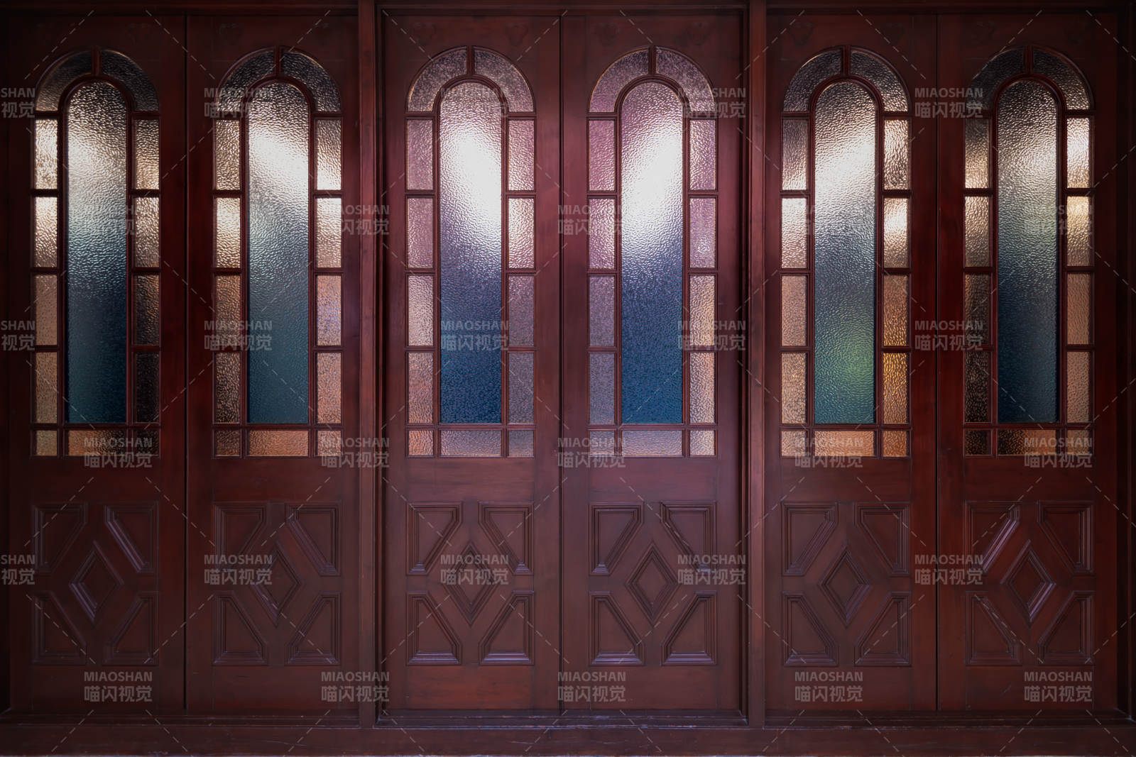 雕花木门光影图片