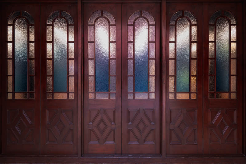 雕花木门光影图片