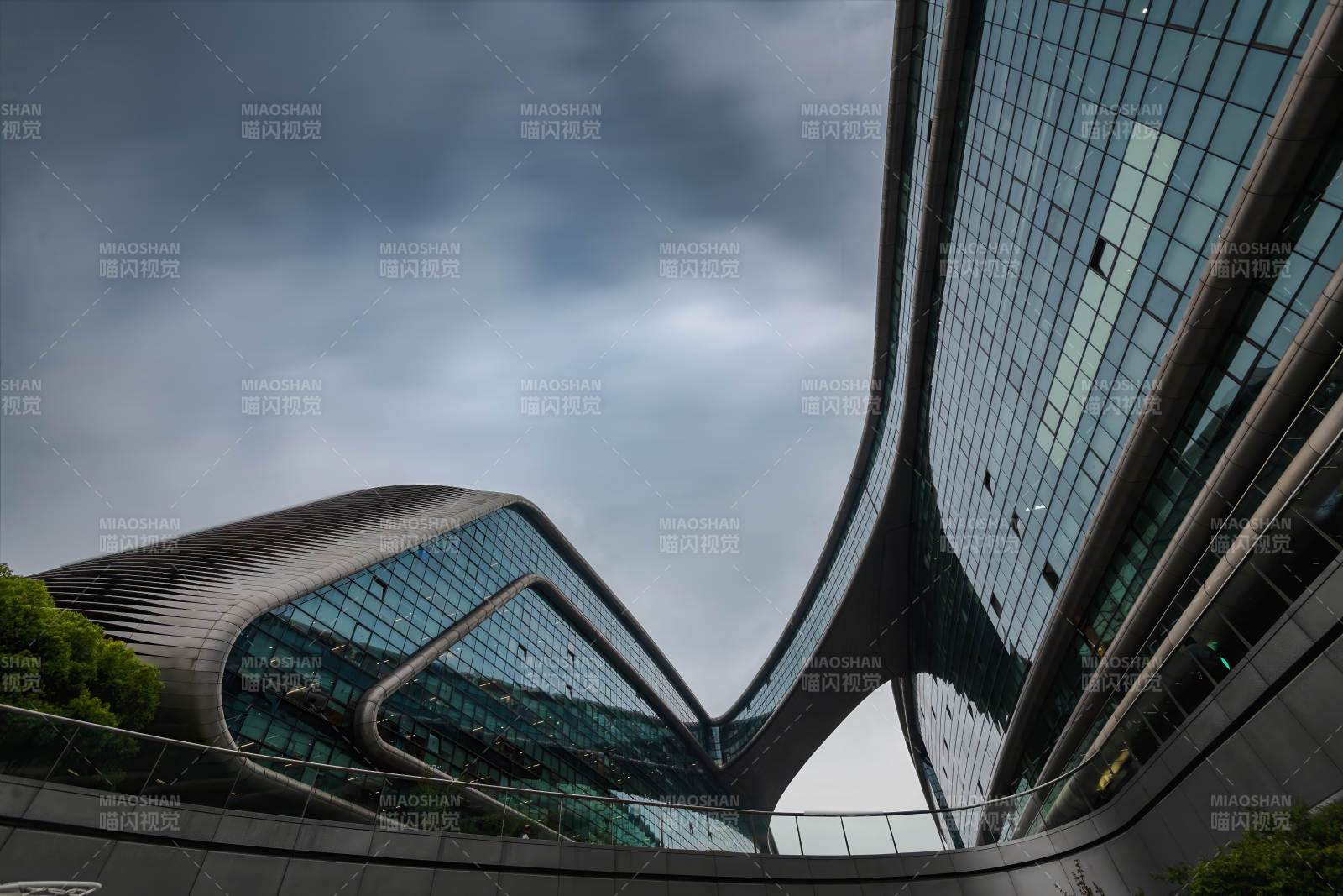 现代建筑的天空之舞#上海#凌空建筑图片