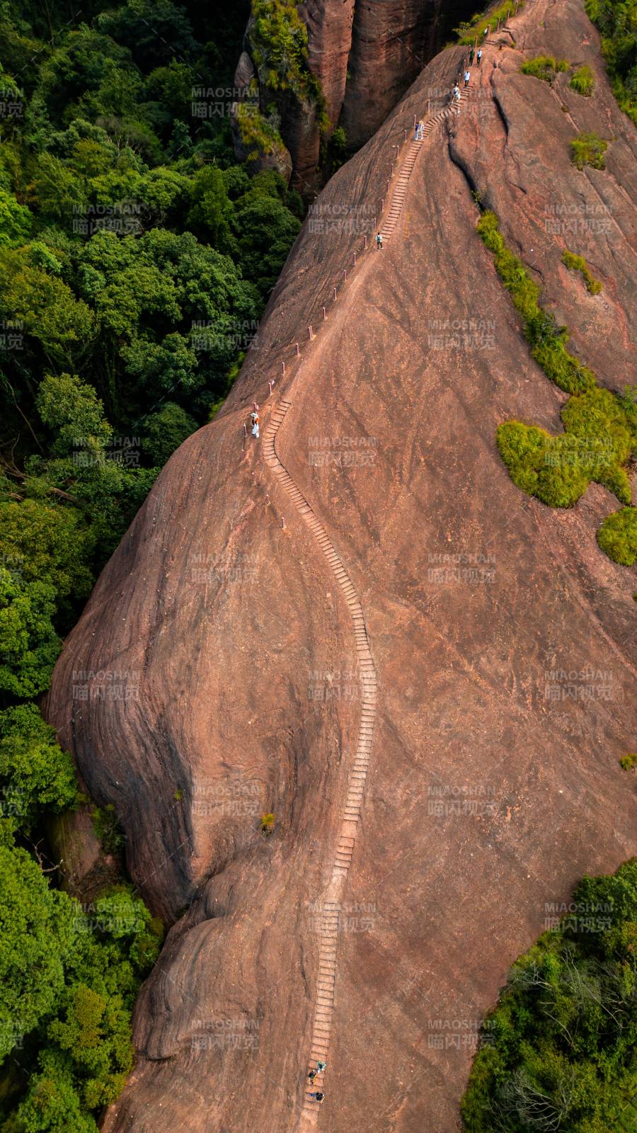 龟峰好汉坡航拍图片