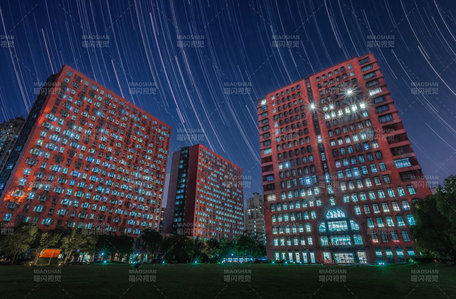 星轨下的上海城市夜景 图片