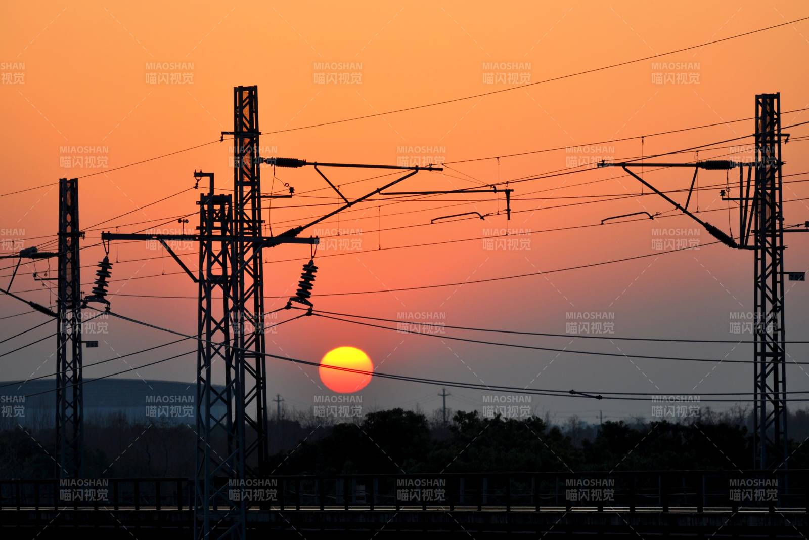 夕阳下的铁轨剪影图片