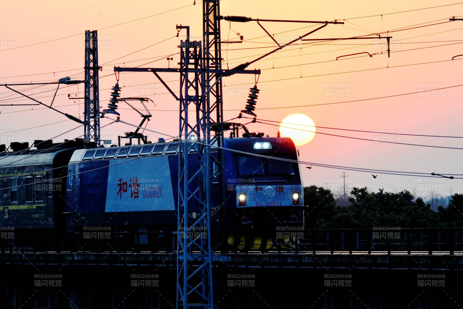 夕阳下的和谐号列车图片