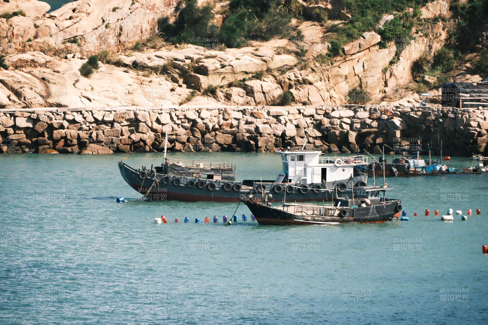 渔船停泊海湾小渔村图片