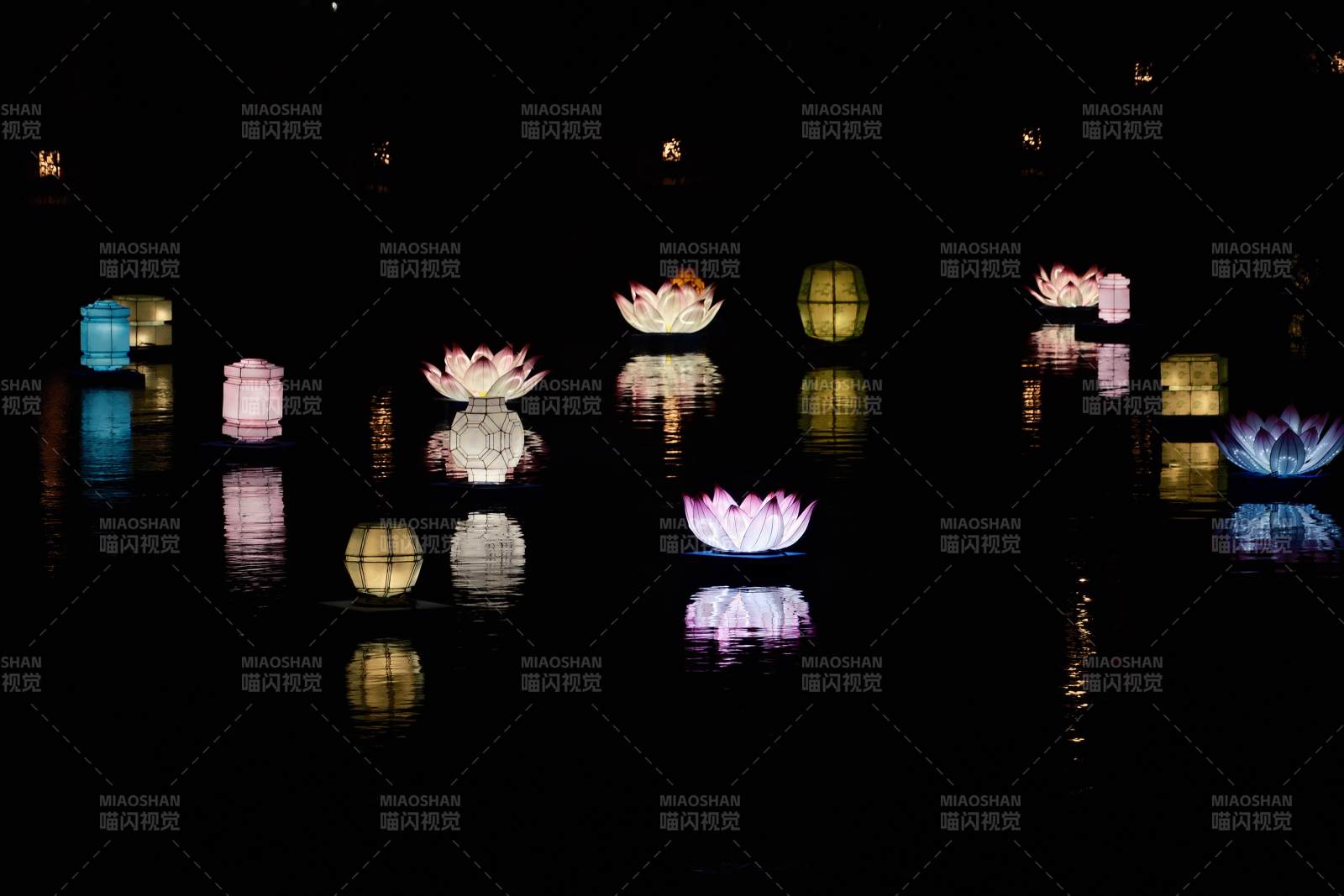 水中莲花灯影图片