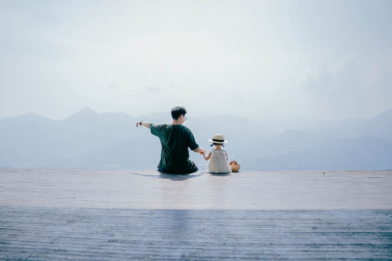 湖畔静坐 远山如画图片