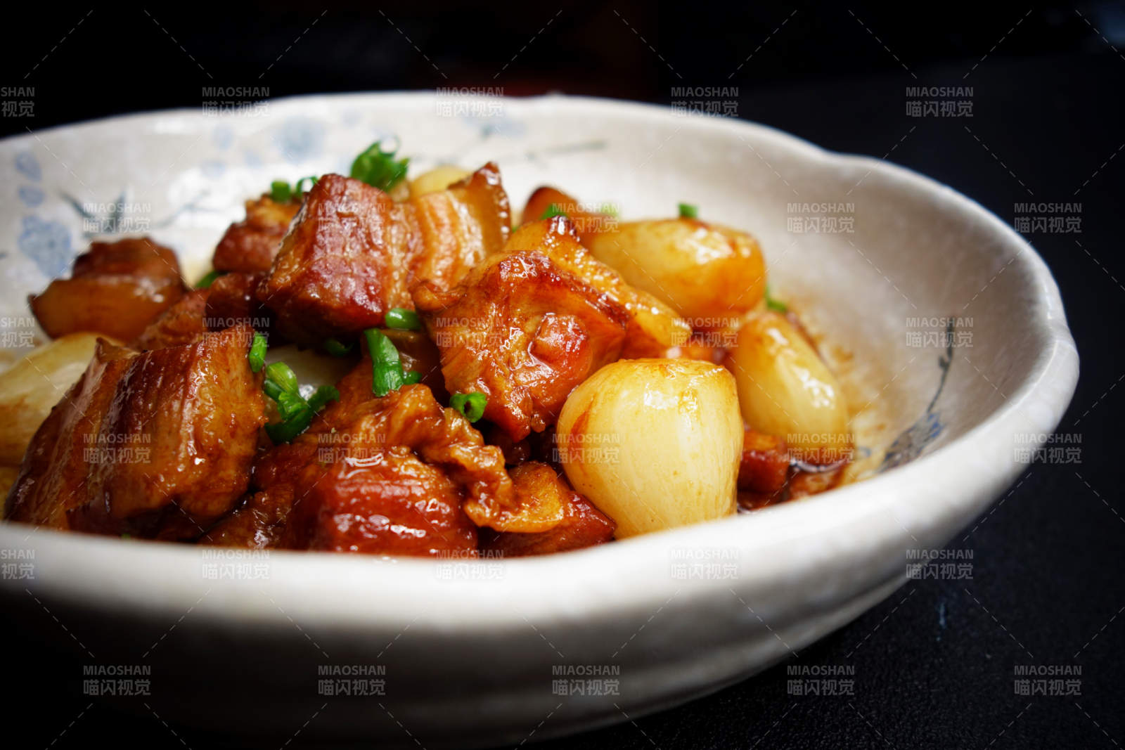 红烧肉炖土豆图片