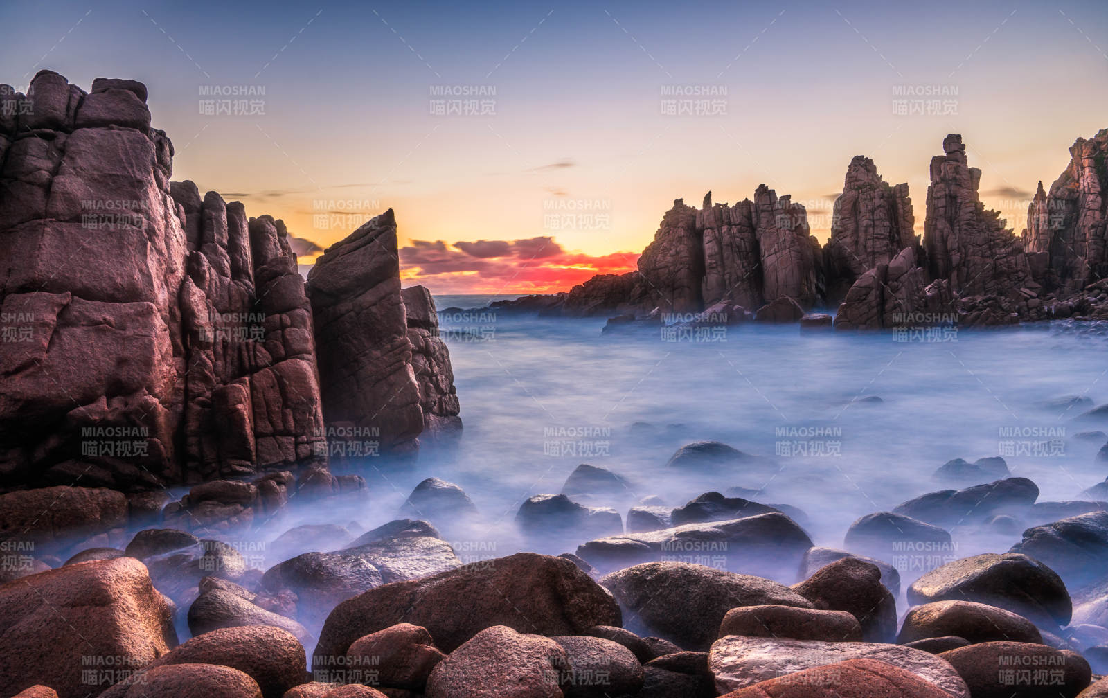 墨尔本菲利普岛日落岩岸图片