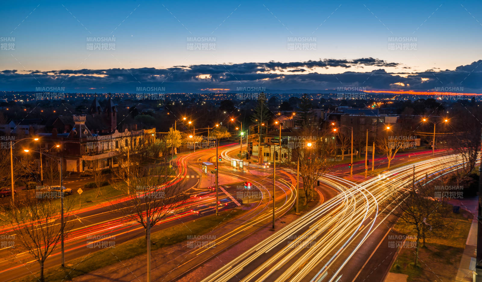 黎明中的墨尔本街道车流图片