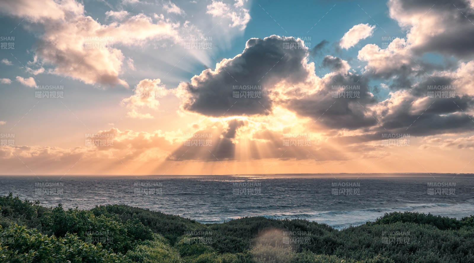 墨尔本菲利普岛雨后晚霞图片