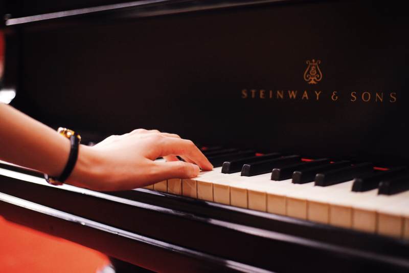 钢琴演奏瞬间图片