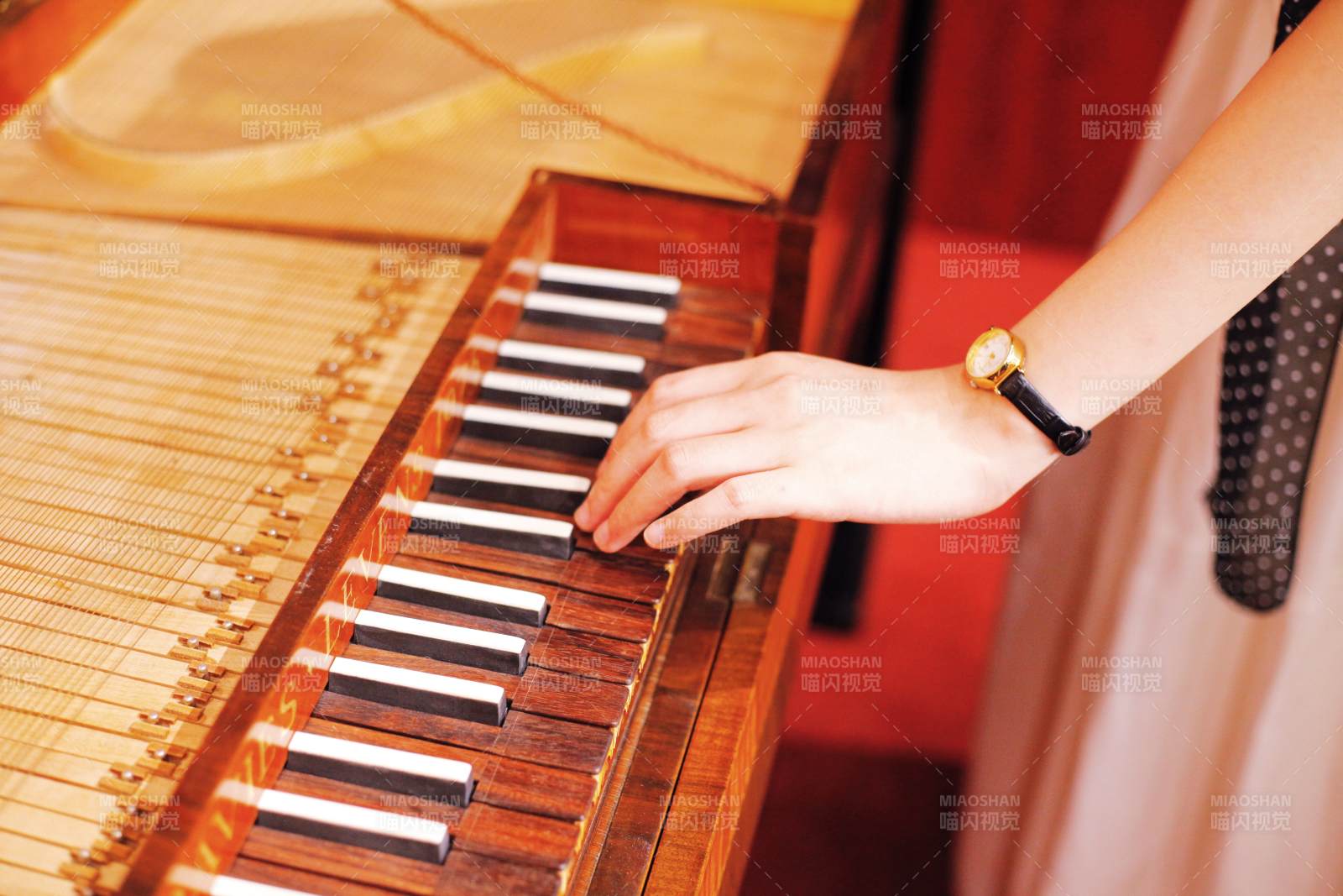 指尖轻抚古钢琴图片