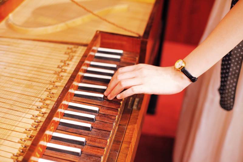 指尖轻抚古钢琴图片