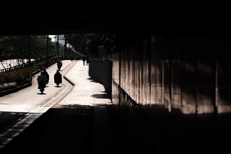 光影下的骑行者图片