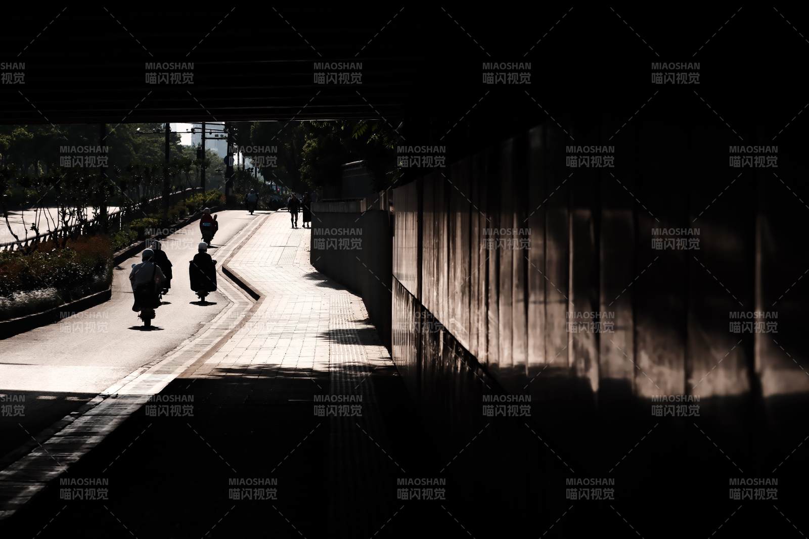 光影下的骑行者图片