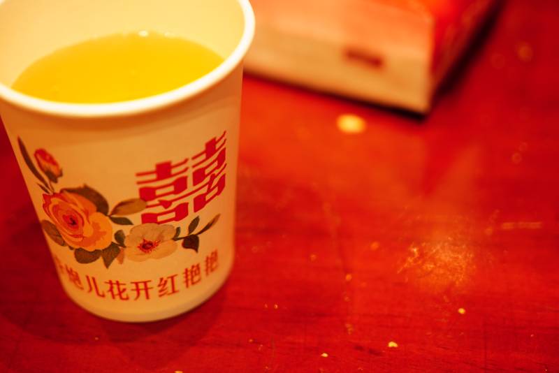 喜字茶杯盛黄汤图片