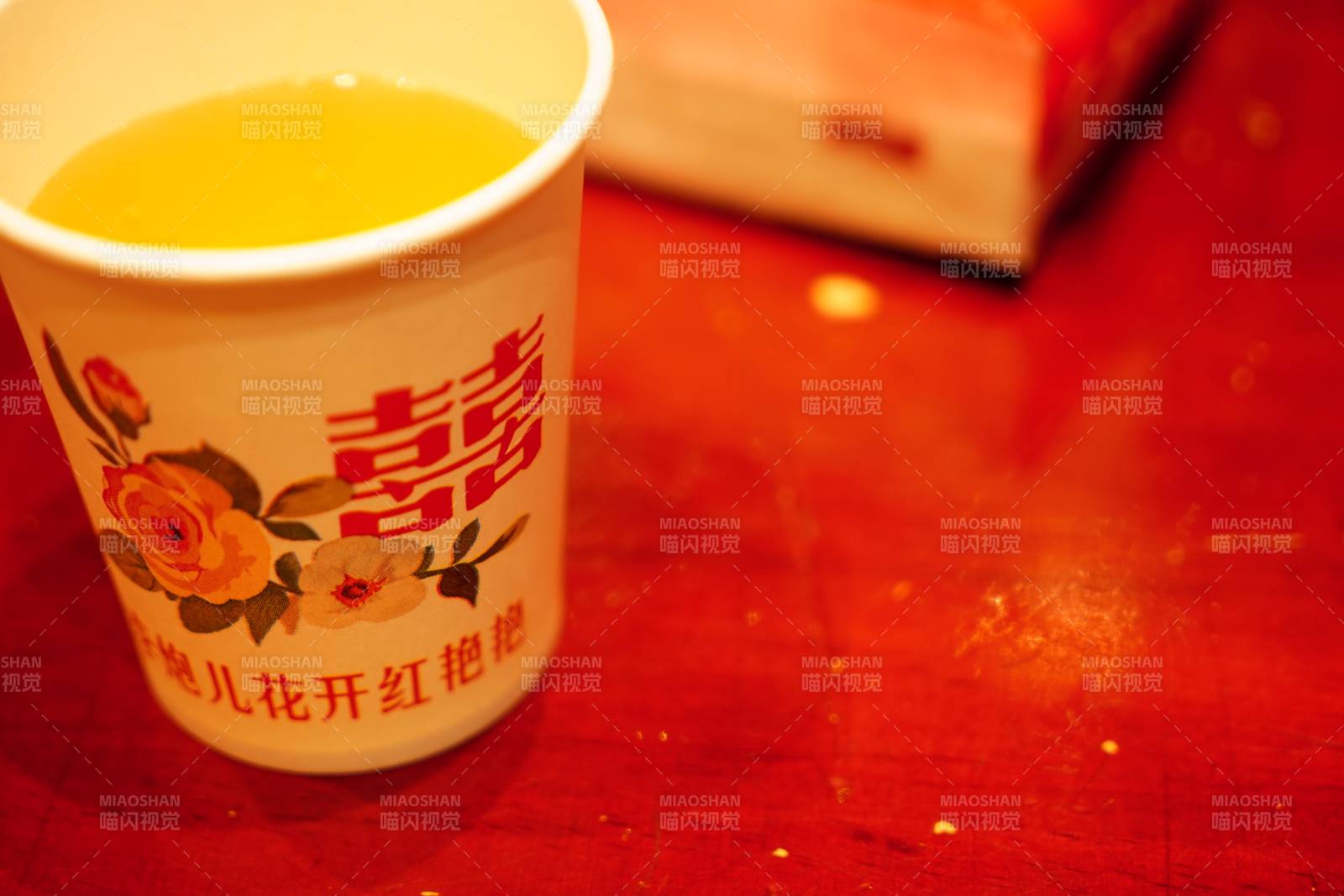 喜字茶杯盛黄汤图片