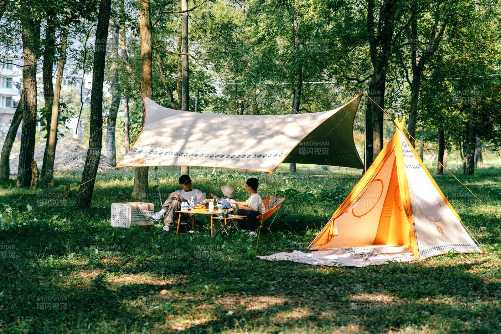 林间野餐露营图片