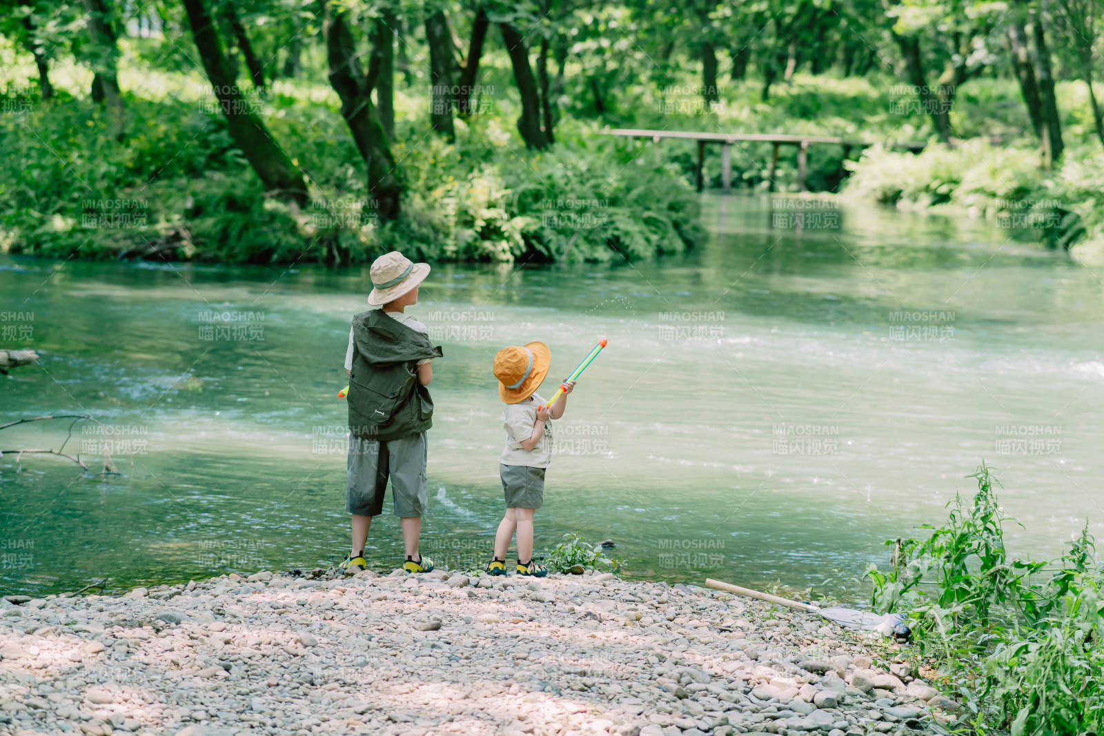 溪边亲子时光图片