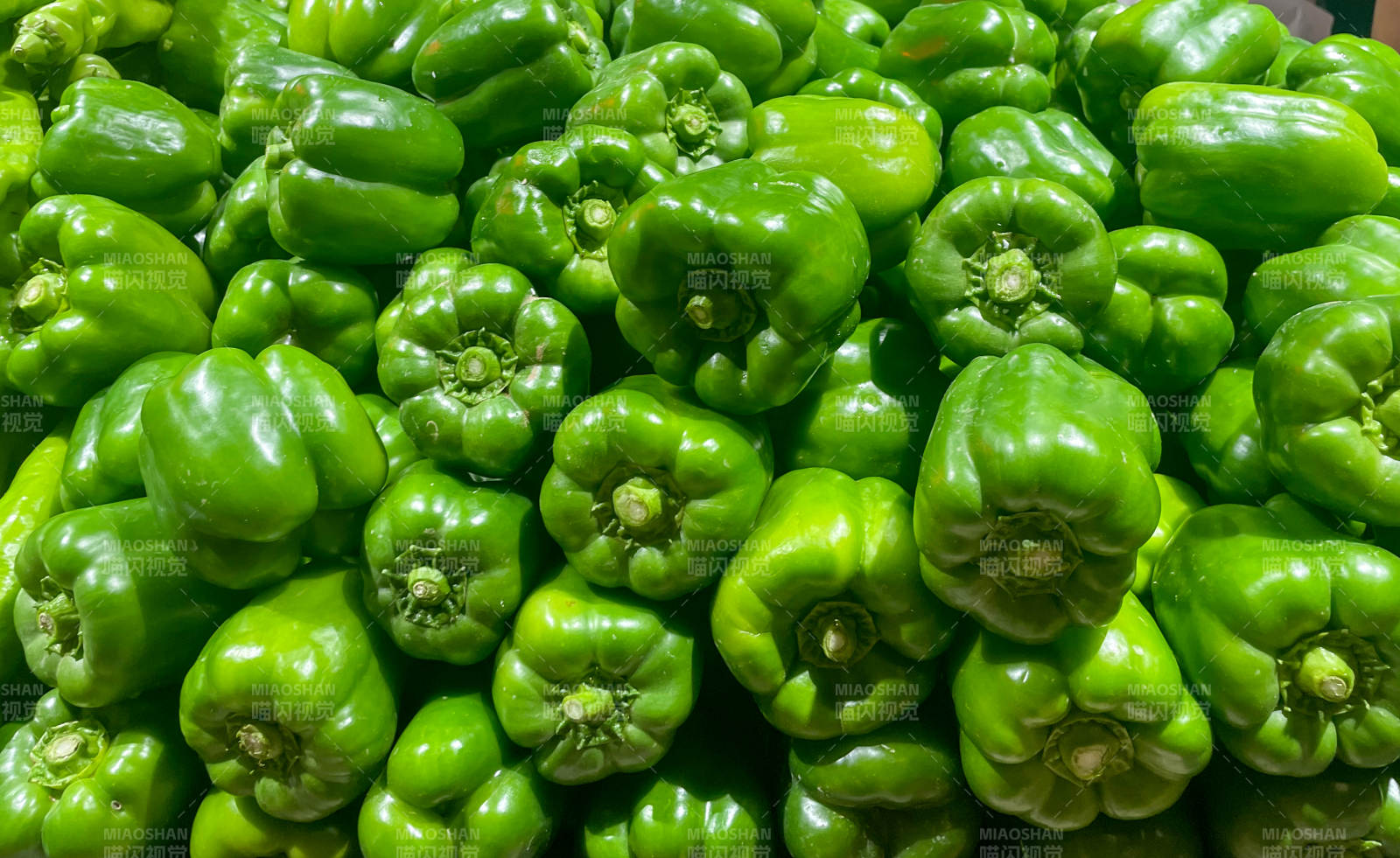 新鲜青椒堆叠图片