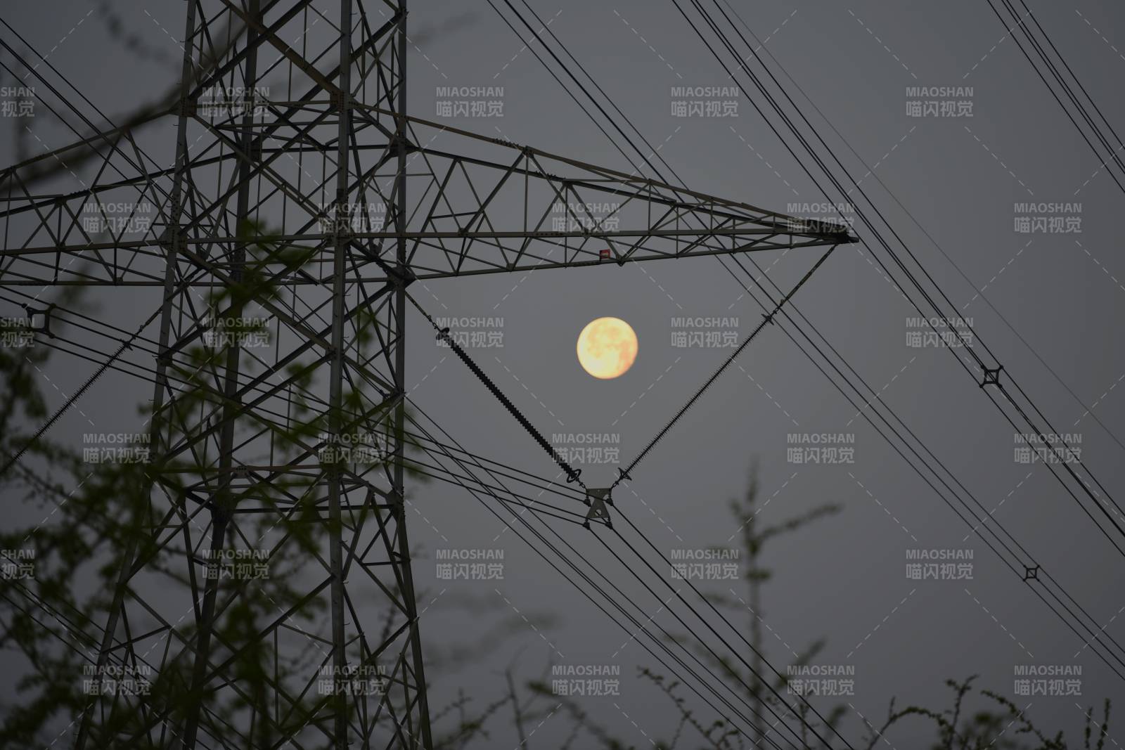 月挂电塔间图片