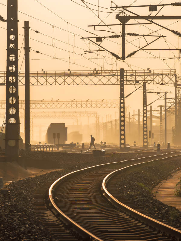 晨雾中的铁轨图片