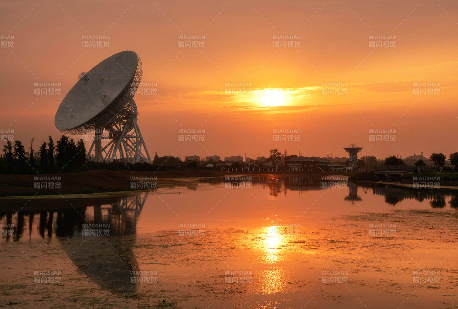 日落卫星镜湖图片