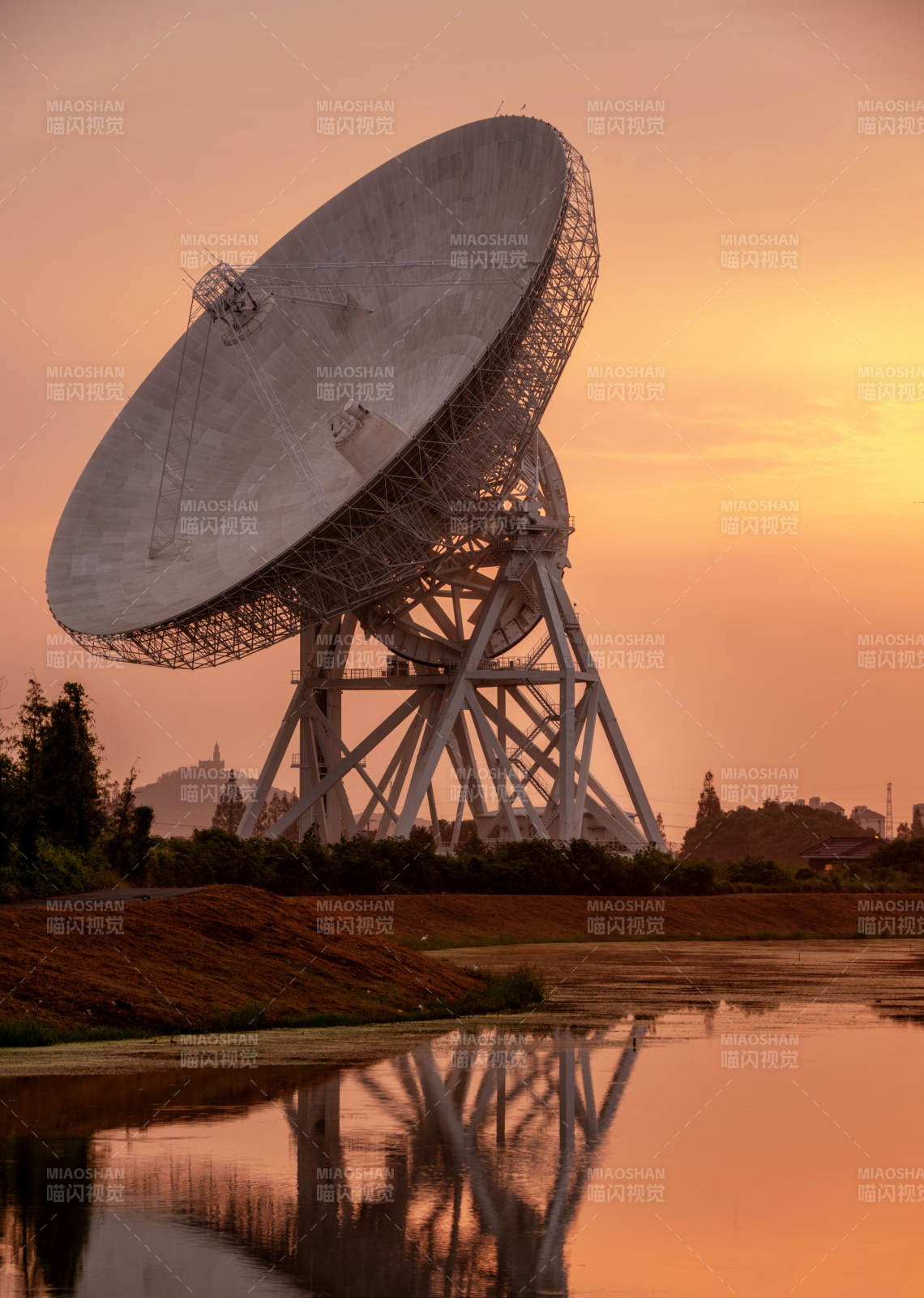 日落中的卫星天线图片